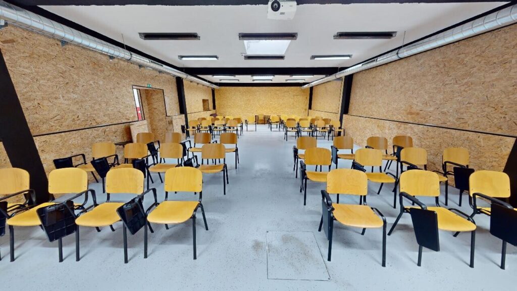 Večnamenski prostor