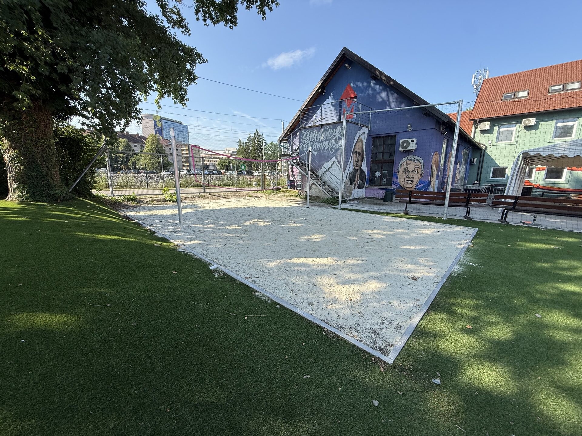 Odbojka na mivki ob piknik prostoru Študentskega kampusa